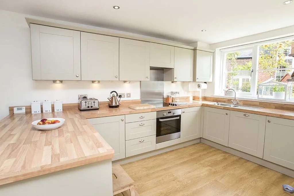 Sympathetic townhouse designed next to listed buildings